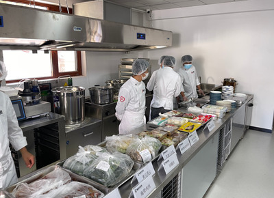 十道熱菜一刻鐘上桌，社區自行車棚變身溫馨食堂